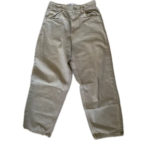 Wide/baggy byxor  - Storlek 29x30, vida byxor i beige från bershka! Använda två gånger! I mycket bra skick! 