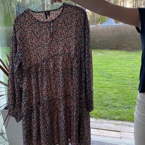 Klänning VERO MODA stl M!  - Jättefin tunnare sommarklänning från  Vero Moda stl M. Blommig, lite ”oversize” kort modell med vid trekvart ärm. Väldigt sparsamt använd. ”Nyskick”🤩