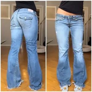Lågmidjade True Religion jeans i modellen bootcut. Har defekter (se sista sliden), hål under rumpan som blivit ihoplappade (fortfarande små hål), två hål vid fickorna och slitage längst ner. Mått i cm: midja: 42, Innerben: 79. Jag är 165 ❤️