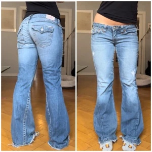 J-24D06 - Lågmidjade True Religion jeans i modellen bootcut. Har defekter (se sista sliden), hål under rumpan som blivit ihoplappade (fortfarande små hål), två hål vid fickorna och slitage längst ner. Mått i cm: midja: 42, Innerben: 79. Jag är 165 ❤️