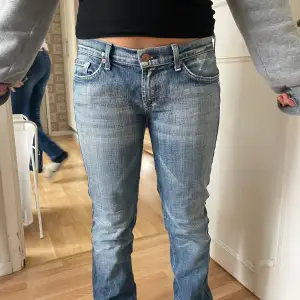 Lågmidjade jeans som är lånha i benen