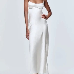 Satinklänning  - Vit sqtinklänning från zara som tyvärr inte säljs längre. Egna bilder går absolut att få vid frågan, strl XS med slits nertill på baksidan.