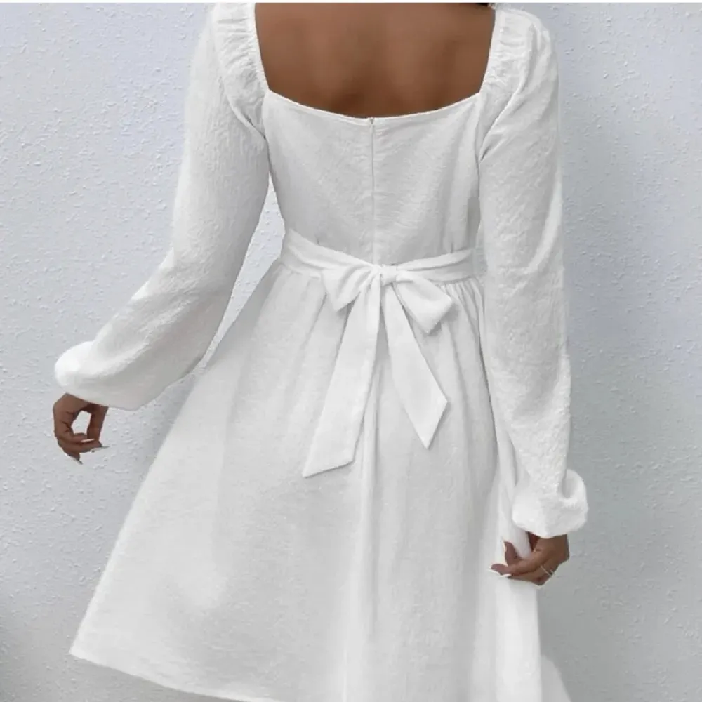 Oanvänd vit klänninng, perfekt för studenten. Var min reserv till studenten men användes aldrig. . Klänningar.