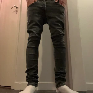 Dondup george - Säljer mina dondup george jeans. Storlek 29 passar 170 typ. Väldigt bra skick!  Bara att skriva om du har några frågor. 