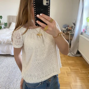 Jättefin tröja - Säljer denna jättefina tröjan som både går att ha off shoulder och vanligt😍 den är i ett bra skick!