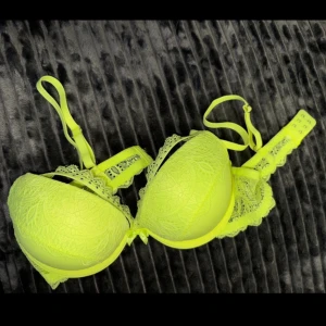 Ljusgrön neon bh med diamanter - Aldrig använd, storlek 75B. 