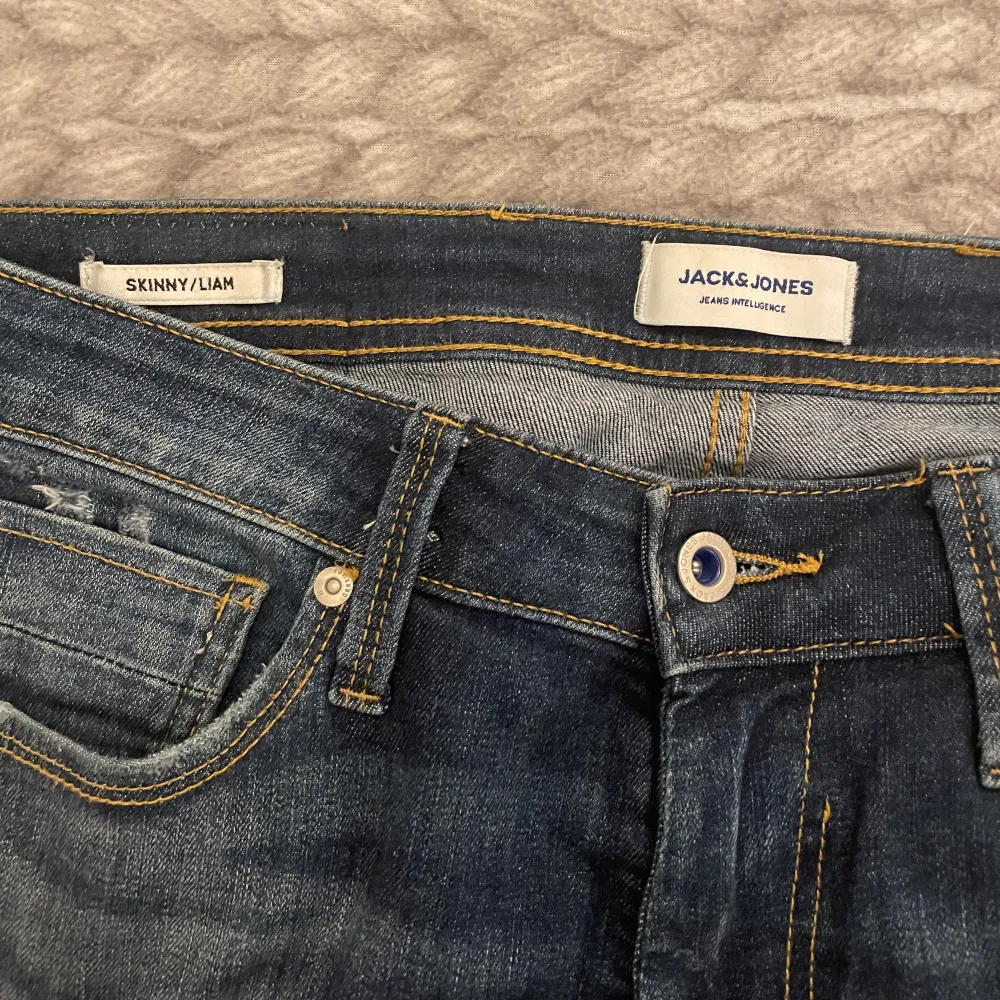 Tja, säljer ett par as feta Jack and Jones jeans. De har extremt bra passform och fet tvätt. Skick= 10/10 knappast använt. Kontakta vid intresse🙌. Jeans & Byxor.