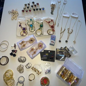 Smycken - Säljer blandad smycken. Många armband till barn. Ringar till män och kvinnor. Halsband och örhängen m.m  Allt är nytt oanvänd.  Varken guld eller silver!  Vid köp över 100kr bjuder jag på frakt! Pris varierar beroende på vad man vill köpa! Från 15kr 