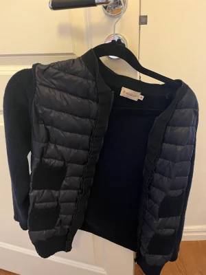 Moncler cardigan  - Tja, säljer en moncler cardigan i Stl M men sitter sen en S/Xs, pris kan diskuteras hör av dig vid frågor 