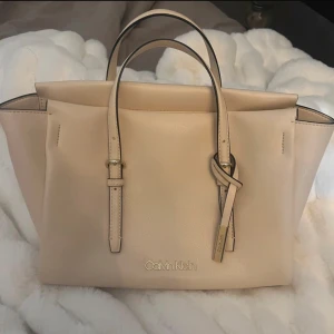 Calvin klein väska - Nästintill oanvänd, kom privat för fler bilder!passar ej dator💕 