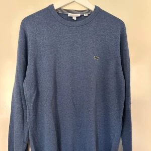 Lacoste tröja - Stickad Lacoste tröja i storlek M som är oanvänd. 