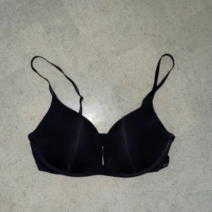 Push up bh - Push up bh från Calvin Klein som jag säljer då den bara ligger i min garderob, helt oanvänd! Nypris 600 kronor och jag säljer för 200 kronor.