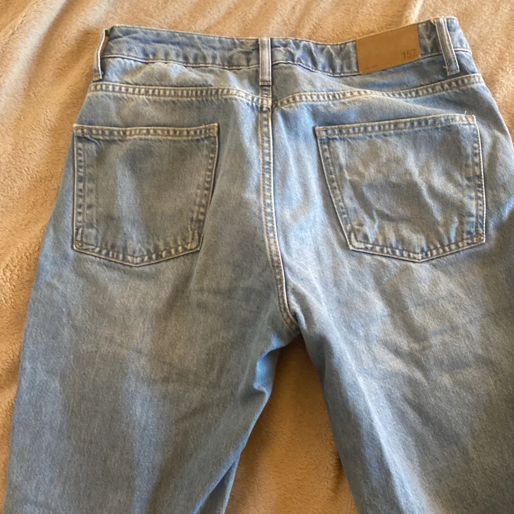 Ljusblå lågmidjade jeans från lager 157. Liten fläck på ena knäet som man kan se på sista bilden.. Jeans & Byxor.