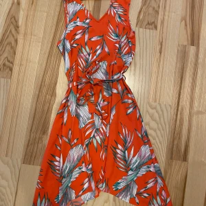 Underbar klänning strl XS - Den här klänningen är så himla fin! Och skön. Tunt svalt material så den passar perfekt till sommaren!  Tyvärr har jag vuxit ur denna. Katt finns i hemmet (allergivänlig ras).