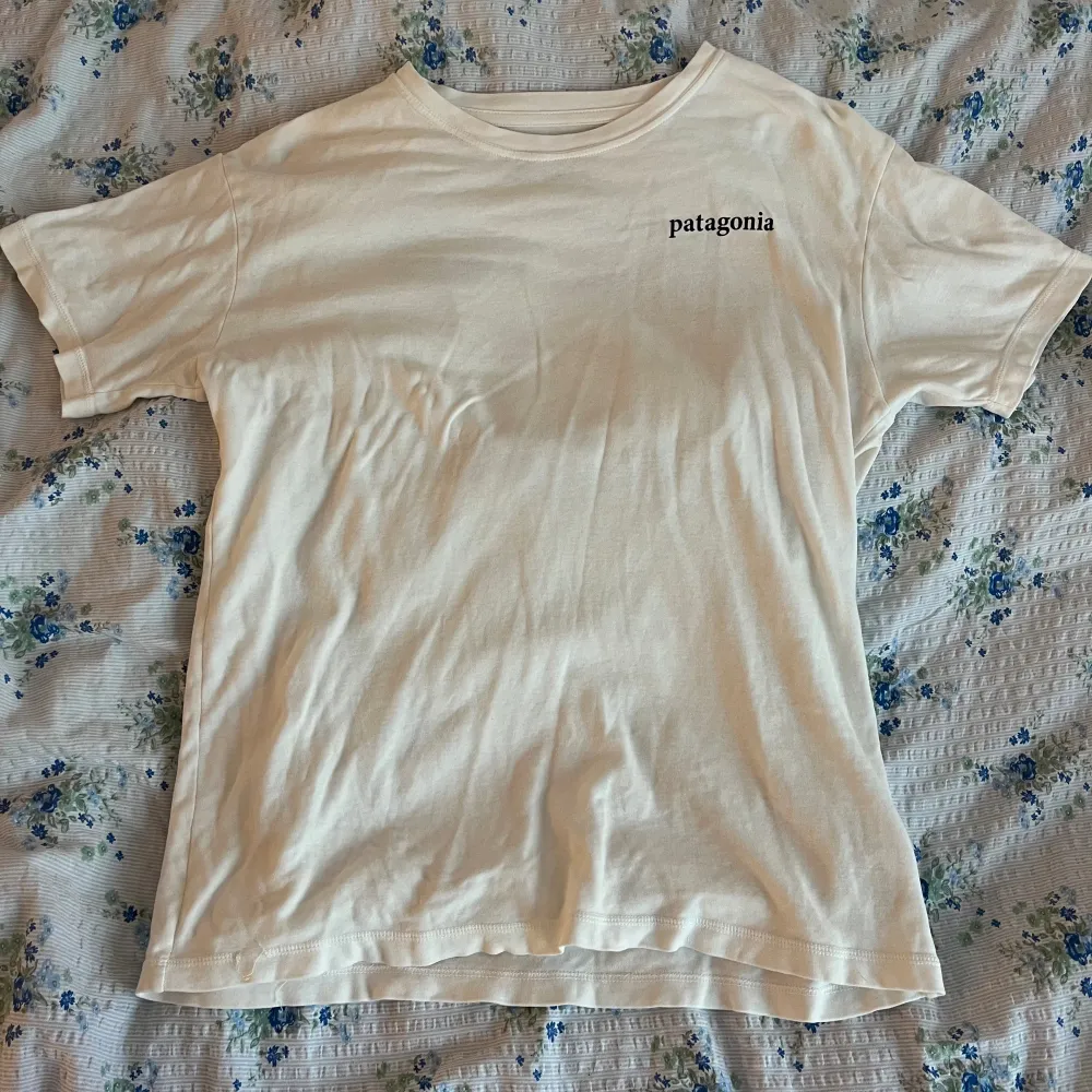 Säljer denna Patagonia T-shirt i storlek XL men passar mer en M/L, trycket på ryggen är lite skavt (se sista bilden) 💕. T-shirts.