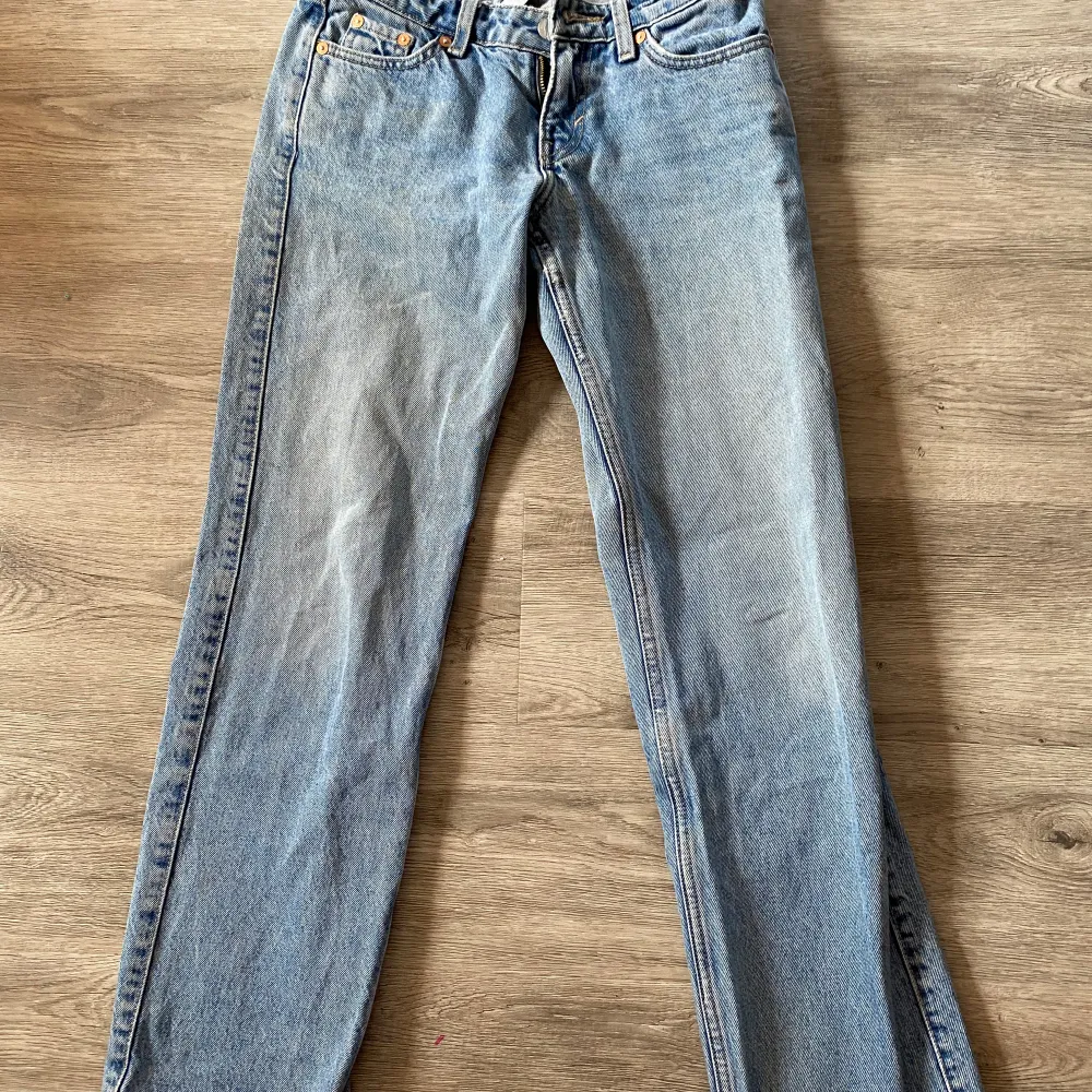 Storlek 23/30 i bra skick säljer eftersom de är lite små🩷. Jeans & Byxor.
