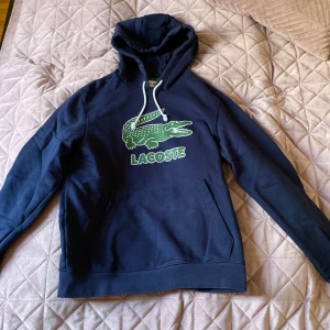 Lacoste hoddie - lacoste hoddie som är använd runt 5 gånger. Storlek S.