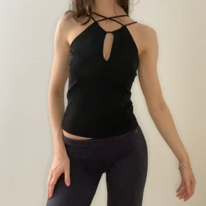 Topp - Jättesöt topp med coola detaljer. Fint skick.💕