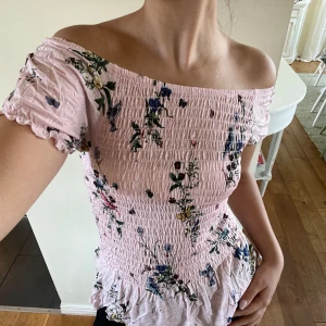 Söt topp - Söt topp till sommaren. Funkar som off shouldee men även att ha vabligt med. Fint skick. Passar mig som har xs