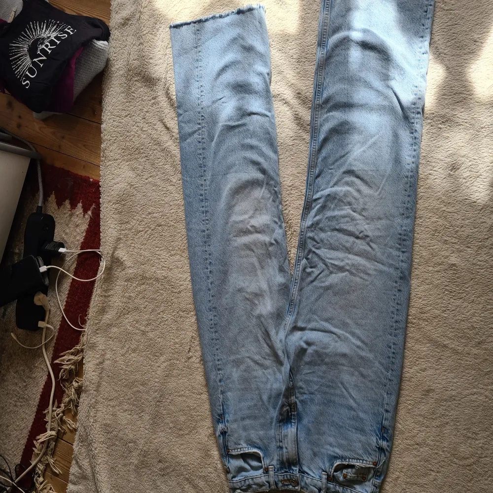 Straight jeans i storleken 32 från gina tricot. Byxorna är ganska välanvända och var mina favoriter.. Jeans & Byxor.