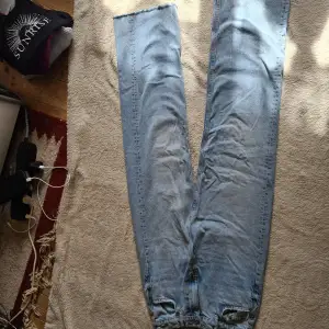 Straight jeans i storleken 32 från gina tricot. Byxorna är ganska välanvända och var mina favoriter.