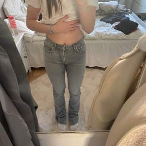 Säljer mina Zara jeans i en superfint ljusgrå färg med slits i storlek 32 jeansen är lite nedtrampade på baksidan men annars har de inga defekter💕