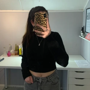 Svart stickad tröja  - Kort stickad tröja från new yorker, lite nopprig men använd få tal gånger. Hör av er vid fler frågor!💕