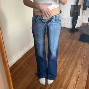 Lågmidjade jeans  -  Midjemått( rätt över): 33cm  Inerbenslängd: 86cm   Köp dem via ”KÖP NU” eller Swish  Modellen är 170 cm, inga defekter 💕