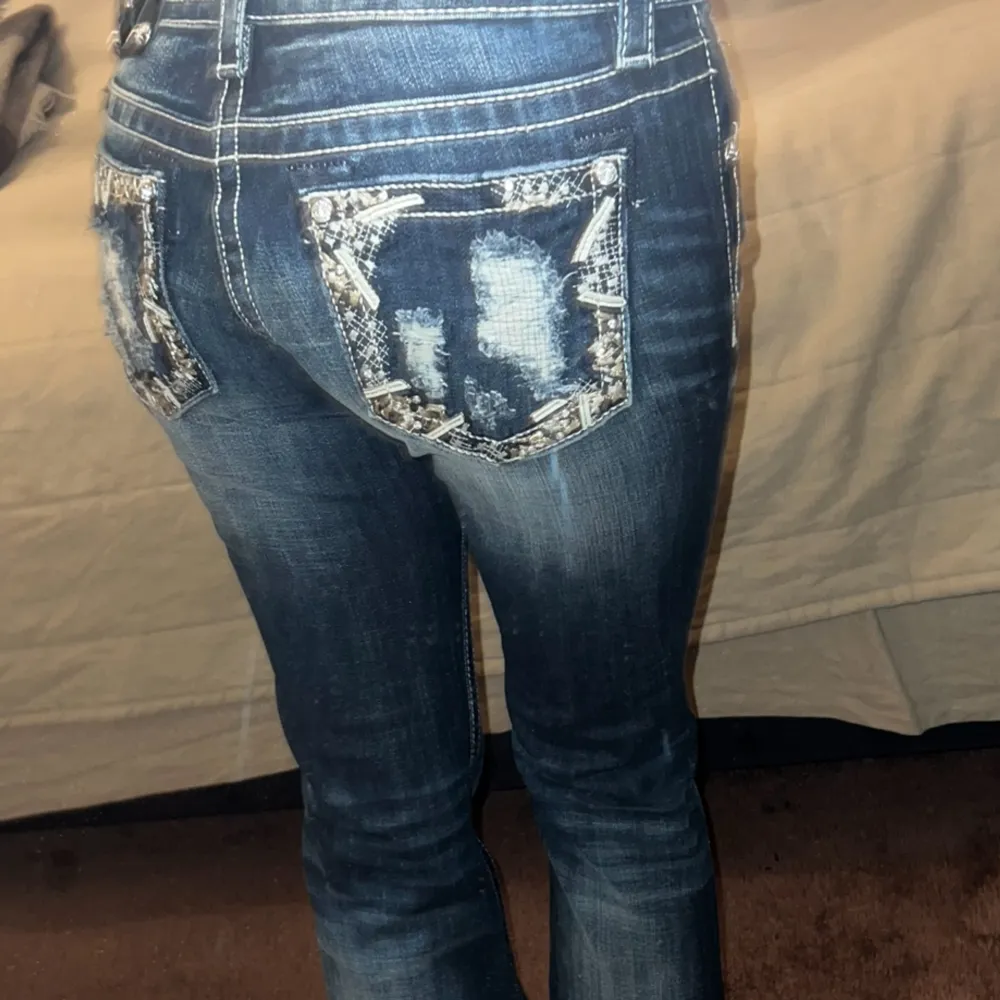 Helt nya lågmidjade bootcut miss me jeans i perfekt skick! Dom är i storlek 26. Hör gärna av er vid frågor eller för mer bilder💞                                                     🤍midjemått: 79 cm🤍Benlägnd: 85 cm     Gmail: trendigaklader@gmail.com. Jeans & Byxor.