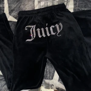 Juicy Couture byxor XS svarta med diamanter - Svarta fina juicy byxor i fint skick, storlek XS. Med fickor på framsidan. 