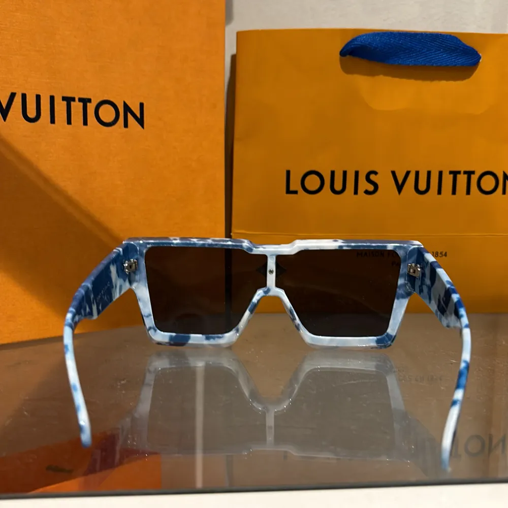 Ett par tvärfeta LV glasögon som är parfeckta inför sommaren. Skriv för frågor eller bilder😁 Går att diskutera priset. . Accessoarer.