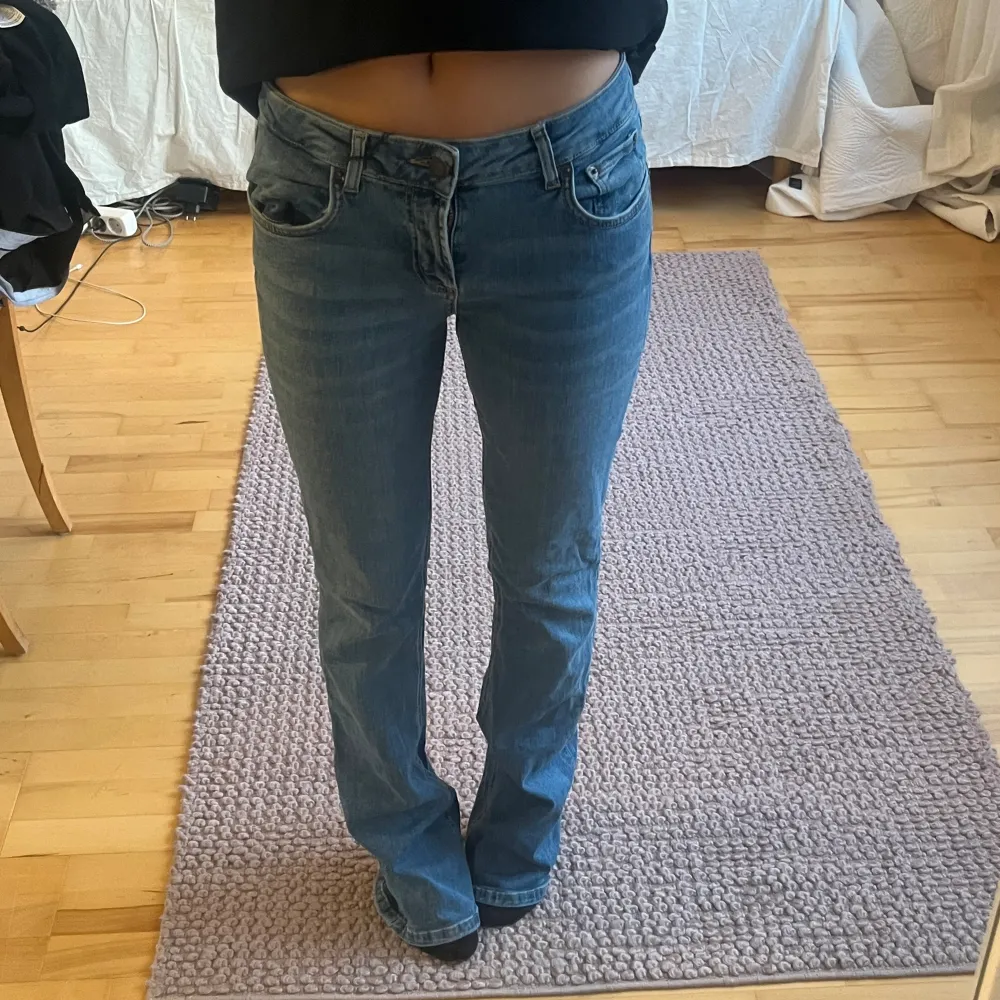 Zara bootcut jeans som är väldigt långa på mig som är runt 160. Midjemått - 74 cm innerbenslängd - 86 cm. Jeans & Byxor.