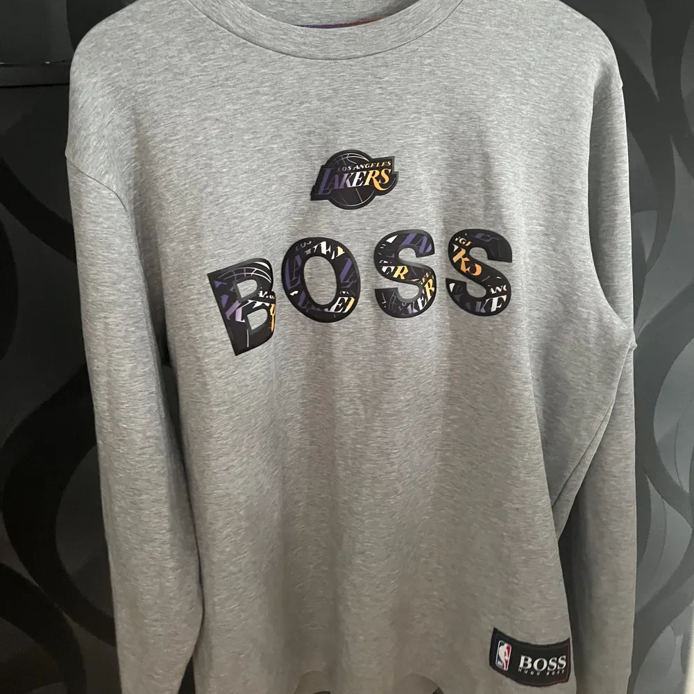 Fet Hugo boss lakers sweatshirt använd ca 3 gånger köpt på johnells för 1400kr äkta vara, priset på tröjan kan diskuteras i dm . Hoodies.