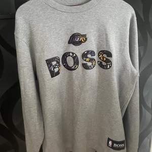 Fet Hugo boss lakers sweatshirt använd ca 3 gånger köpt på johnells för 1400kr äkta vara, priset på tröjan kan diskuteras i dm 