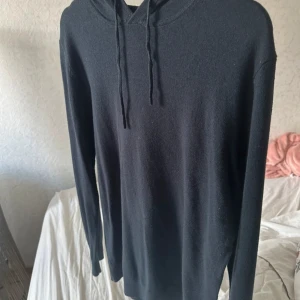 Stickad hoodie - Stickad hoodie från herr men passar mig med s/m