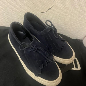 Marinblå mocka sneakers zara - Marinblå sneakers från zara storlek 38 bra skick🙏❤️