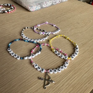 Taylor Swift Armband - 5 st friendshipbracelets till The eras tour som du kan ta med för att byta eller behålla. 