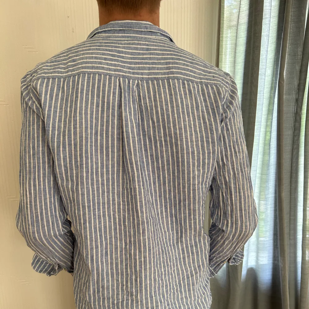 Säljer denna feta skjortan från Zara! Perfekt till sommaren. Passar som både S och XS! Färger blå och vit, modellen är 183.. Skjortor.