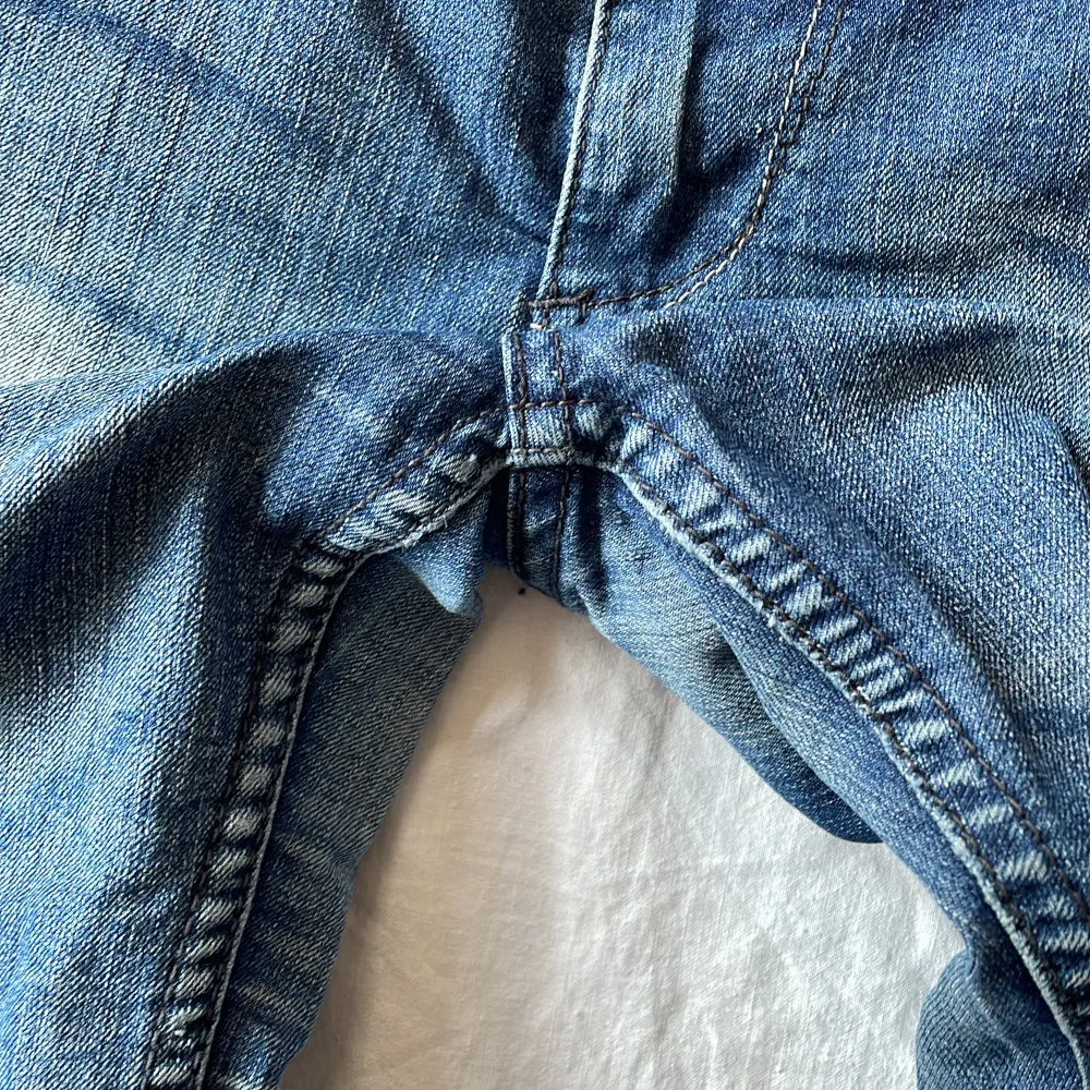 Bra skick, lite urtvättade (materialet lite tunnare än nya jeans) och två defekter i de 2 sista bilderna, mått: midjemått rakt över 38-42 (stretch) grenhöjd 21 benöppning 22 Innerbenslängd ca 73cm💗. Jeans & Byxor.