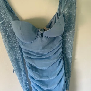 Oh polly klänning - Säljer denna otroliga klänningen från oh polly då den är för kort på mig som är 172 cm skulle säga att den passar xs/s🥰underbar till sommaren 🤌, köparen står för frakten, pris kan diskuteras 🤩