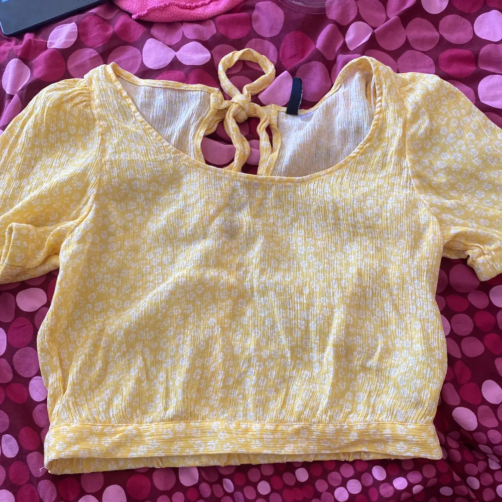 Denna gula tröjan är perfekt till sommaren. Tröjan har en knytning vid nacken. Knappt använd. Storlek M. Blusar.