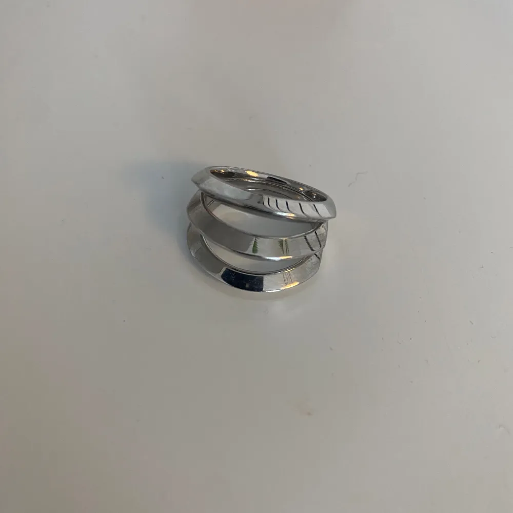 edblad ring i superbra skick säljer då den inte kommer till användning🤩🤩 inte helt säker på storlek men tror det är 17,5 i diameter . Accessoarer.