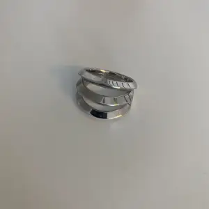 edblad ring i superbra skick säljer då den inte kommer till användning🤩🤩 inte helt säker på storlek men tror det är 17,5 i diameter 