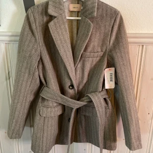 Kappa - Säljer denna jättefina kappan från Nelly. Aldrig använda och lappen sitter kvar! Den är i stl.XS💗