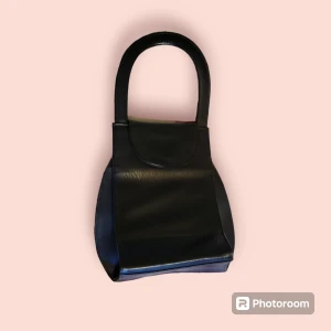 Stilren handväska - En stilren handväska som ger en lyxig känsla. I bra skick. Kom ej till användning.