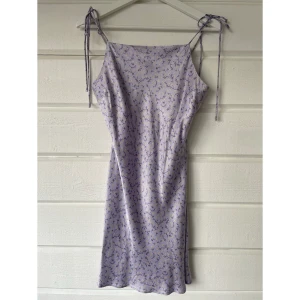 Zara klänning - Somrig klänning från zara i ljuslila färg. Klänningen är i nyskick, har bara använts en gång! Axelbanden är justerbara;) Passar som M.