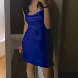 Satinklänning - Superfin blå satinklänning 💙 perfekt nu till sommaren med marinblått! Jättebra skick utan defekter. 