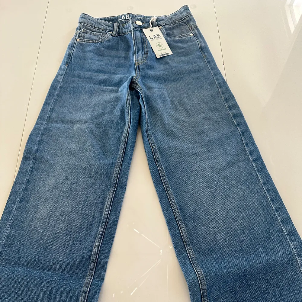 Nya jeans som inte kommit till användning då dom var för små.   Storlek 152. Jeans & Byxor.