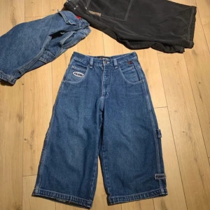 Mörkblå Jorts FUBU - Så snygga mörkblå baggy jorts från märket FUBU, köpta på vinted. Jättebra skick säljer då dom var lite för små i midjan! Dom har detaljer på bakfickan samt små detaljer på sidorna och framfickorna. Lånade bilder från förra ägaren! Vinted pris 620kr