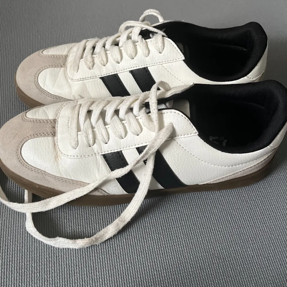 Sneakers köpta på Lager 157 i storlek 38. Skor.